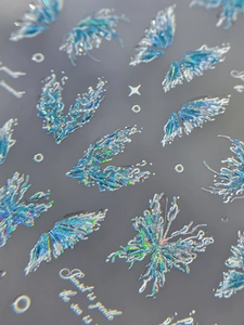 Gros plan d'autocollants 3D gaufrés papillon laser avec finition métallique irisée