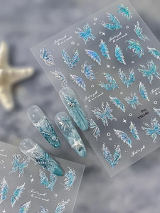 Détail des stickers d'ongles 5D en relief avec papillons bleus et vagues océaniques