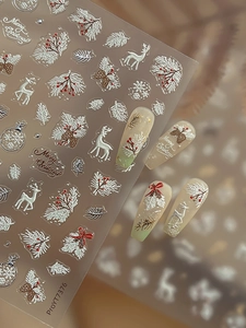 Detaillierte 5D-geprägte Weihnachts-Nagelsticker mit goldenen Rentier- und Schneeflockenmotiven