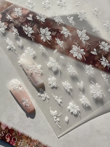 Stickers à ongles 5D fleurs blanches gaufrées avec textures 3D élégantes et perles
