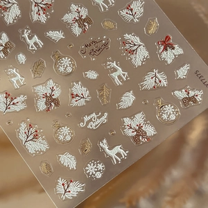 3D-Relief-Weihnachtsnagelaufkleber mit weißen Elchen, Zapfen und Schneeflocken