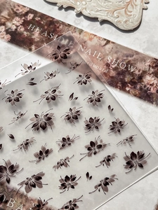 Détails macro d'autocollants gaufrés vintage pour ongles avec motifs floraux marron