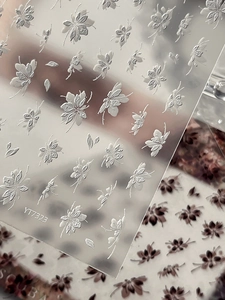 Détail de stickers à ongles 5D en relief avec motifs fleurs blanches et papillons YT7323