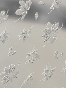 Vue macro de stickers d'ongles en relief 3D avec motifs floraux et papillons nacrés