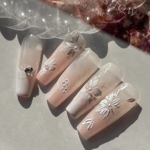 Faux ongles 3D à fleurs avec dégradé rose, perles et strass brillants