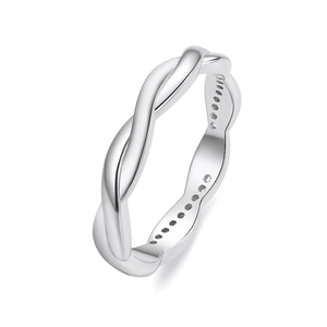 Dettaglio dell'anello a corda intrecciata in argento sterling S925 con trama metallica