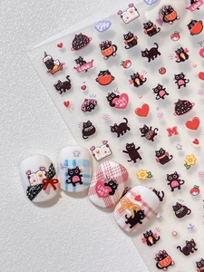Details von geprägten schwarzen Katzen-Nagelaufklebern mit Herzen und Motiven