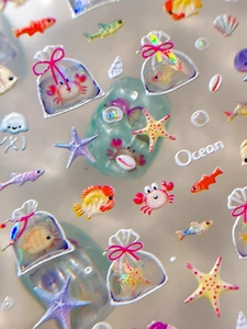 Détails macro de stickers ongles 3D relief océan avec motifs de poissons et coquillages