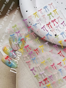 Gros plan de stickers à ongles à motifs de nœuds colorés en relief sur assiette