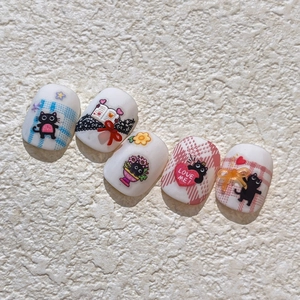 3D Relief Nagelaufkleber mit schwarzer Comic Katze, Karo-Muster und Blumen-Dekor