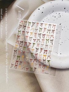 Détail des stickers ongles nœuds Morandi YT6253 sur coupelle en céramique blanche