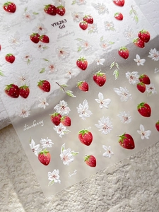 Vue détaillée des autocollants 5D gaufrés pour ongles motif fraise et fleurs YT6263