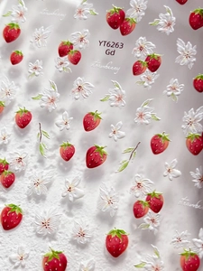 Vue macro de stickers ongles 3D en relief fraises et fleurs blanches, style YT6263