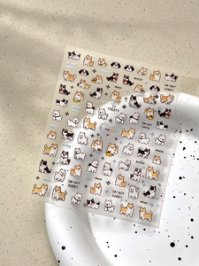 Détails d'autocollants pour ongles motif chien de dessin animé sur un plateau élégant