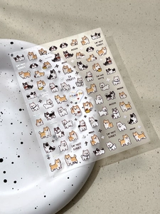 Détail des stickers ongles avec motifs de chiens Husky et Shiba Inu sur une assiette en céramique