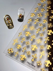 Autocollants à ongles gothiques dorés avec croix métalliques et détails de strass rouges