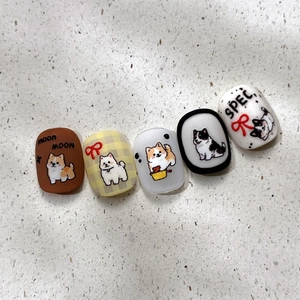 Cinq pièces d'autocollants laser mignons pour ongles avec diverses illustrations de chiots