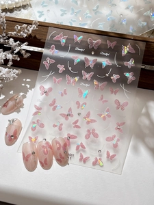 Détail macro de stickers ongles papillons holographiques 3D avec strass brillants