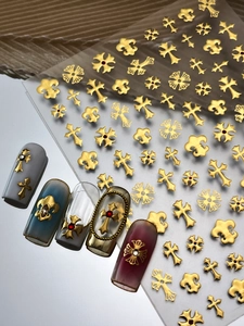 Gros plan détaillé d'autocollants pour ongles croix dorées et échantillons de manucure