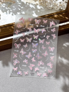 Détail d'autocollants papillon rose pour ongles avec effet laser et strass