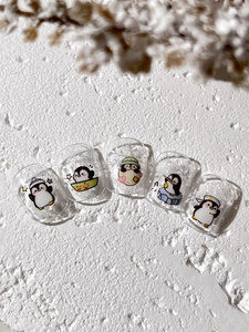Détail macro de stickers ongles relief pingouin mignon sur fond transparent
