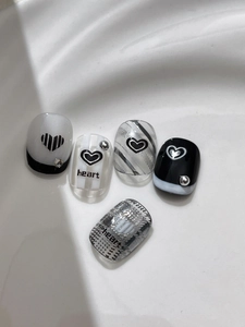 Détail de stickers d'ongles cœur gaufrés avec motifs à rayures noir blanc argent
