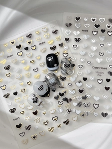 Détail de stickers à ongles cœurs dorés gaufrés et manucure finie sur la série YT5675