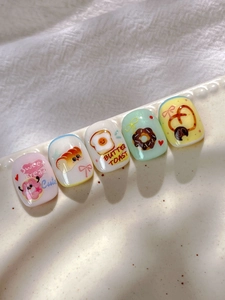 Détail de stickers à ongles pain doux et dessin animé sur une assiette en porcelaine