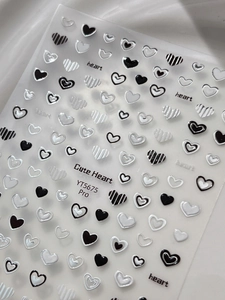 Détail des stickers nail art cœur YT5675 Pro avec motifs gaufrés noirs et blancs élégants