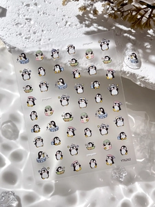 Détail de stickers à ongles pingouin en relief avec motifs mignons et décorations glacées