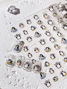 Gros plan d'autocollants pour ongles pingouin en relief avec motifs de dessins animés