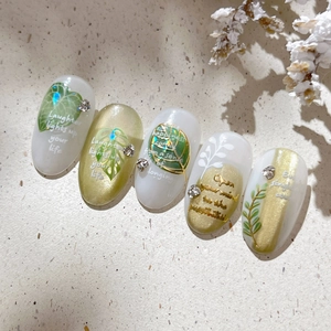 Press-on nail set with gold leaf patterns and cat-eye texture on round tips