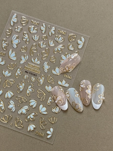 Détails de stickers à ongles fleurs bronzantes avec accents bleus et faux ongles décorés