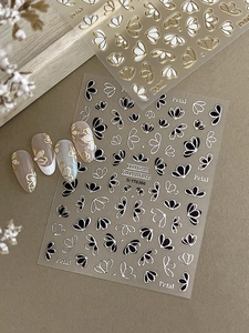 Détails macro d'autocollants pour ongles fleurs bronzantes aux motifs de pétales dorés