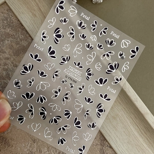 Stickers nail art bronzants avec motifs de pétales en noir et finition argentée