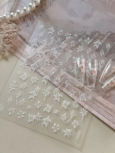 Détails d'autocollants pour ongles avec fleurs blanches en relief 3D et motifs floraux