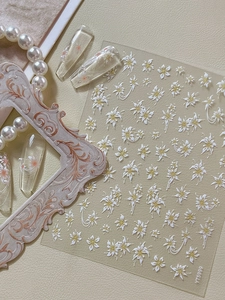 Détails d'autocollants pour ongles à fleurs avec pétales blancs et motifs de vignes