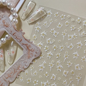 Stickers à ongles 5D avec fleurs en relief blanc et jaune et texture florale 3D unique