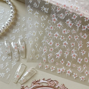 Autocollants 3D pour ongles à relief floral blanc pour une manucure élégante