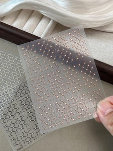 Détails d'autocollants pour ongles à motif de grille avec clous dorés élégants sur base