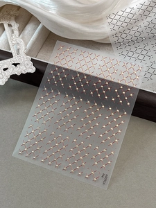 Détails des autocollants à ongles YT6009 à carreaux rouge et or avec accents de perles dorées