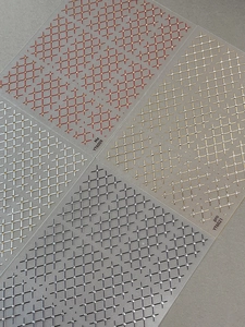 Détail de stickers autocollants à carreaux métalliques rouge, or, argent et noir pour ongles