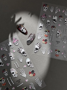 Adesivi per unghie 3D Halloween con teschi, mani di ossa e dettagliati motivi floreali