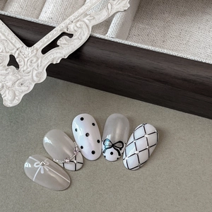 Faux ongles gris et blancs élégants avec motif grille et décoration de nœud 3D chic