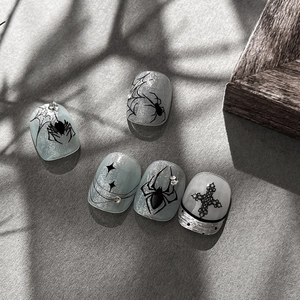 Adesivi per unghie Halloween con ragni, croci e stelle su base blu glitterata scura