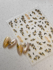 Dettaglio di adesivi per unghie osmanthus con calligrafia cinese e rilievo floreale