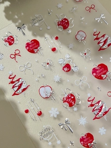 Détail de stickers à ongles 5D de Noël avec pommes rouges et flocons argentés