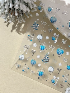 Gros plan d'autocollants 3D pour ongles de Noël avec nœuds argentés et flocons de neige