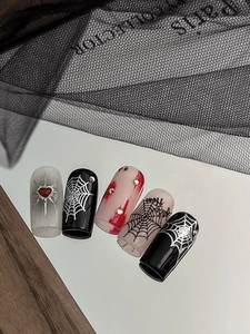 Detailansicht der Gothic-Nagelsticker mit Spinnennetz-Motiv und roten Herz-Akzenten