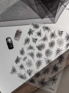 Detail von Halloween-Spinnennetz-Nagelstickern mit feinen schwarzen Gothic-Mustern